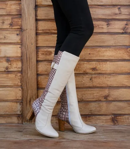 Bota em couro legítimo com detalhe em couro gravado croco + brinde