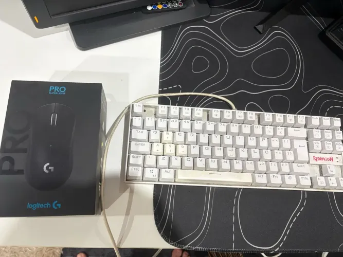 Mouse G Pro Superlight + Teclado Kumara (switch black + Switch blue) 