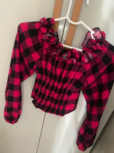 Blusa de manga cumprida com babados rosa