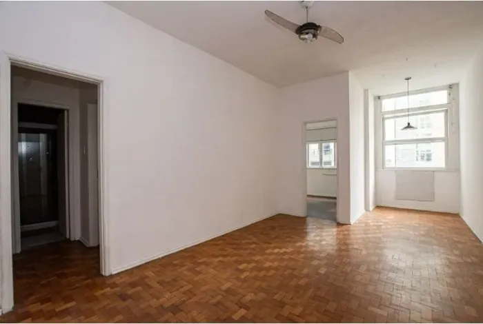 Apartamento de 2 Quartos na 1ª Quadra da Praia de Icaraí Localização Privilegiada! Excele