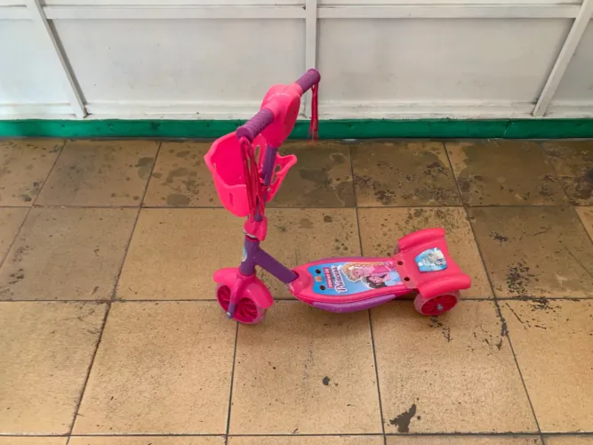 Patinete Barbie infantil