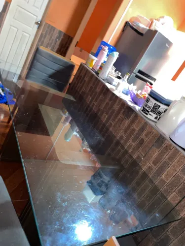 Mesa bonita e moderna, com tampo de vidro, ideal para sala ou cozinha.
