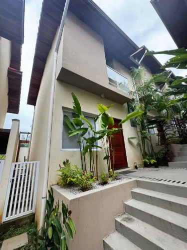 Casa para Locação em condomínio fechado na praia de Santiago