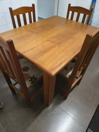 Mesa em madeira 4 cadeiras