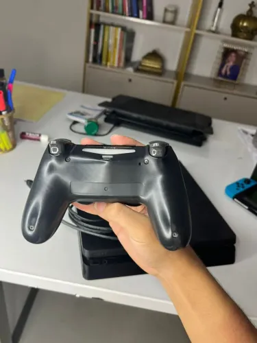 Ps4 (com controle mas demora de ligar)
