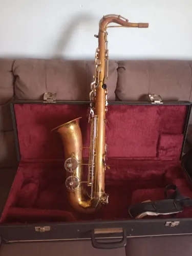 Saxofone tenor,Ramponi&Cazani 60/70 dourado,despaclado com o tempo de uso,revisado