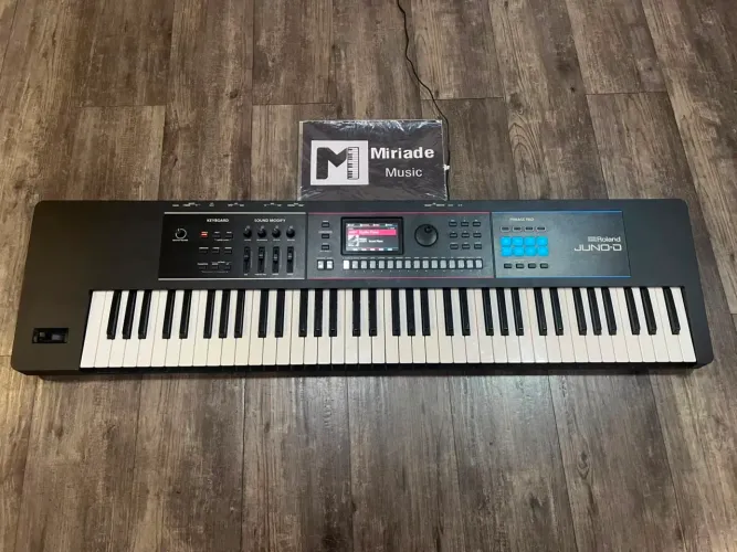 ROLAND JUNO D7