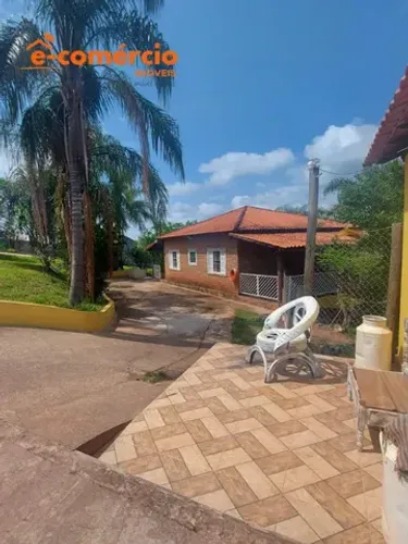 Sítio a venda na beira d'água em Camargos - Porteira fechada