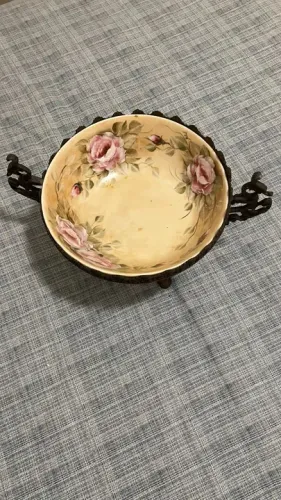 Centro de mesa antigo em porcelana pintada a mão, com motivos florais e armação em bronze