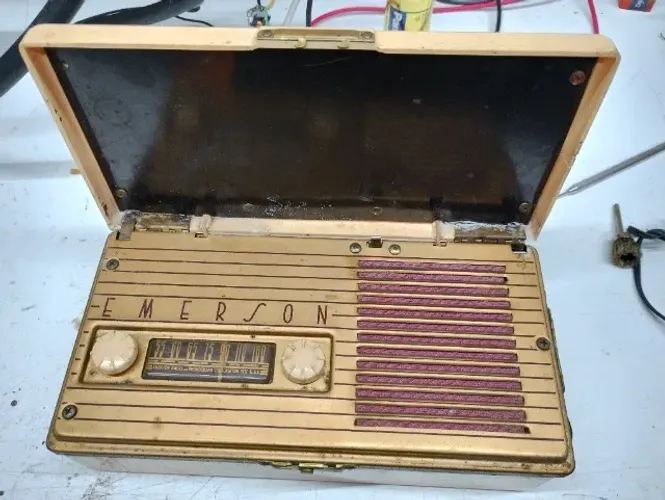 Radio Emerson valvulado a bateria