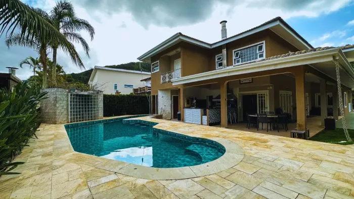 Casa à venda no Guarujá, condomínio Granville na praia da Enseada.