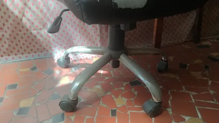 Banco cadeira, base inox, giratória, sistema a gas, com rodizios, original. E outros.