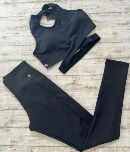 Conjunto de Sutiã Esportivo e Legging Preta
