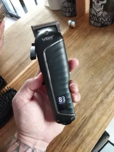 Máquina de Cortar Cabelo Profissional Vgr versão black?Display em led?lâmina aço carbono