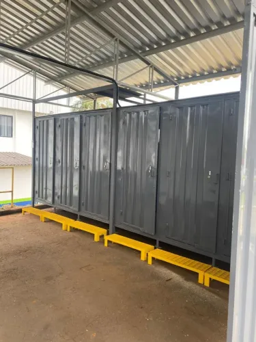 Banheiro desmontável em containers