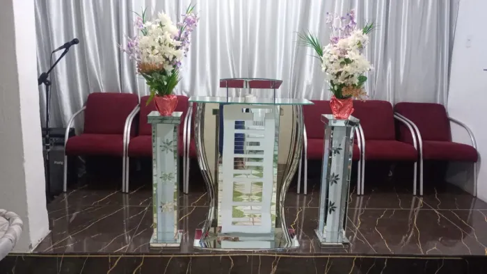 Lindos púlpitos de vidro decorado só 600 reais ZAP *