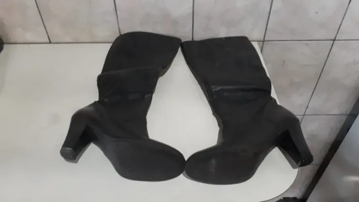 Bota feminina cano longo couro preta em otimo estado otimo preço aceito troca por micronda