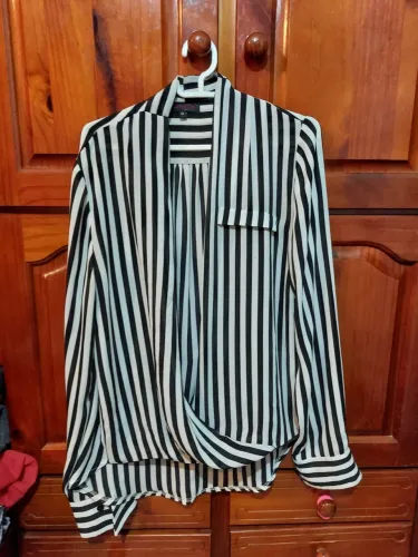Camisa listrada branca e preta