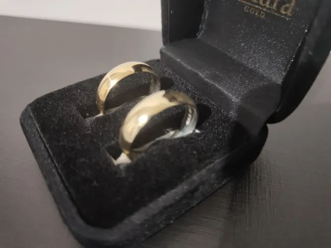 Par de alianças de prata com ouro