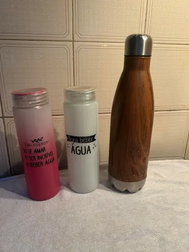 Três garrafas para manter água gelada 