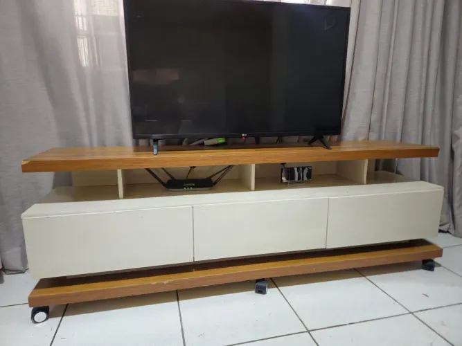 Rack para TV até 72 polegadas l OFF White e freijó 180 cm l Retirada imediata
