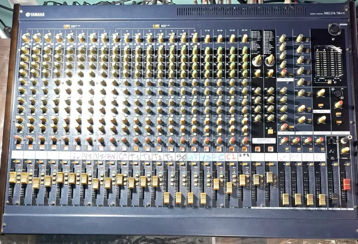 Vendo Console analogica Yamaha, modelo: MG24/14fx