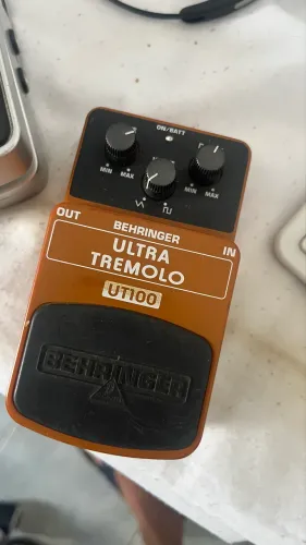 Pedal Behringer Tremolo Novo