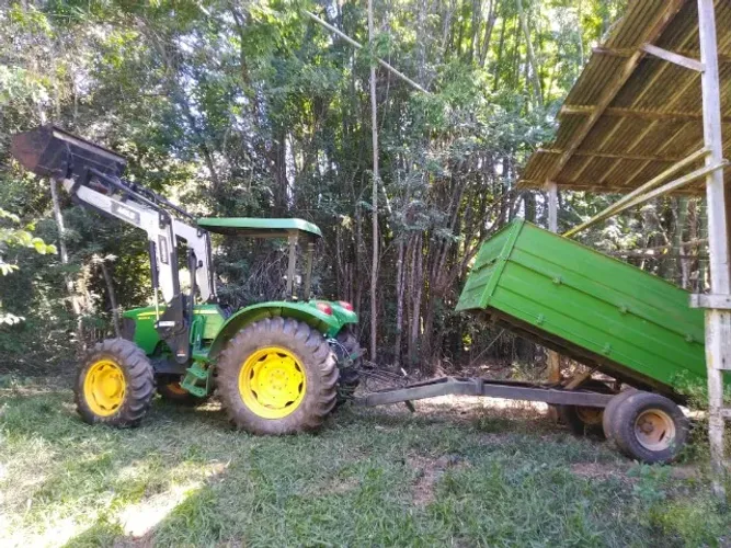 Trator John Deere 5065 E, 2VCR, Ano 2017, 1.446 horas. Pá agrícola e carreta basculante.