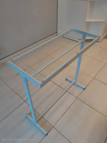 Mesa central c/ tampo de vidro e cabideiro