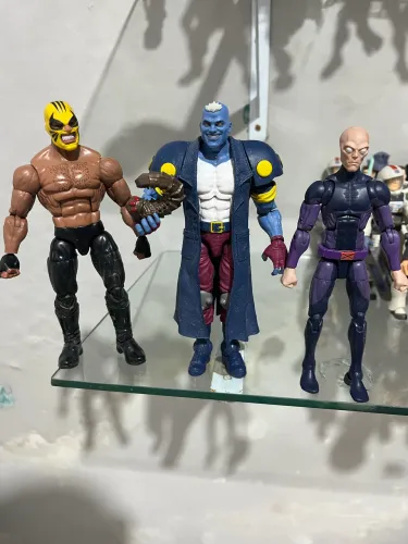 Lote com 3 Figuras Marvel Legends.