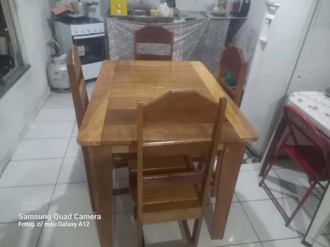 Mesa de Jantar em Madeira Maciça com 4 cadeiras