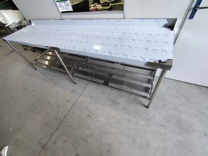 Bancada de Inox 1,10m com Prateleira Gradeada e Rodobança