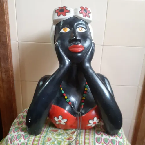Escultura Decorativa Feminina namoradeira- Artesanal