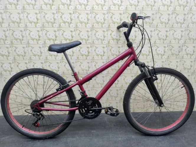 Bicicleta Aro 24 Vermelha c/marchas.