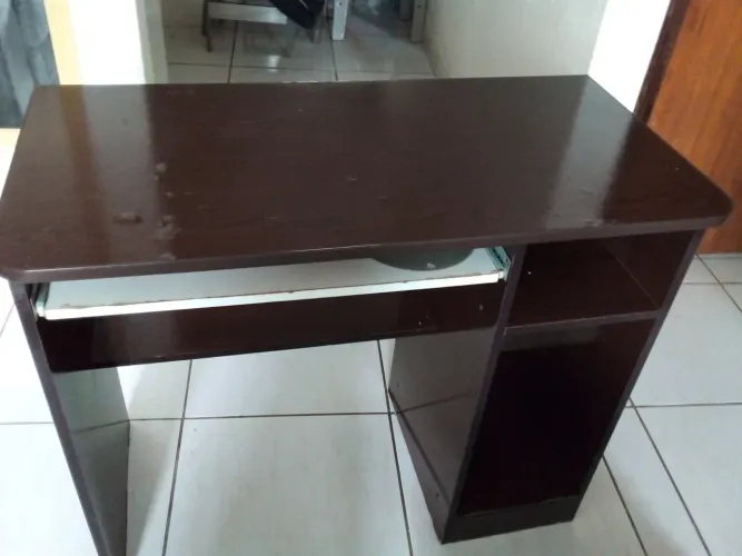 Mesa de escritório compacta e funcional