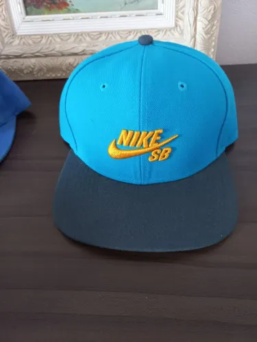 Boné Nike SB azul e preto