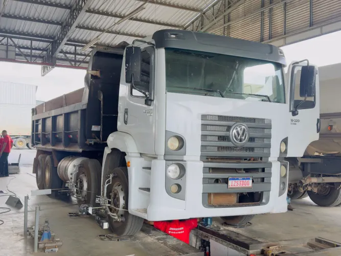 19.320 Bitruck - 8x2 caçamba