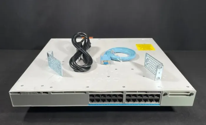 Switches Cisco Catalyst 9300 Series 24 portas 10G/1G PoE 480W 4 portas uplink 10G