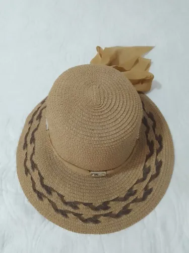 Chapéu de palha bege com detalhes