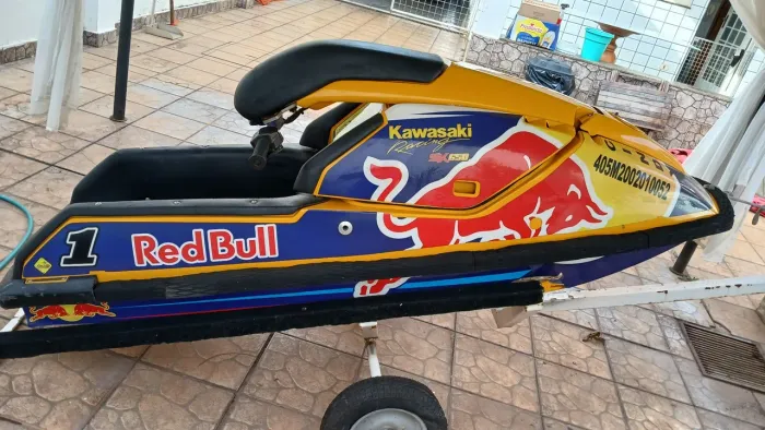 JET SKI ANDAR EM PÉ