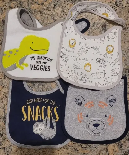Kit de 4 babadores Child of Mine by Carters com a etiqueta cortada. Nunca usados.