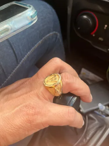 Anel nossa senhora Aparecida em aço dourado não fica preto 