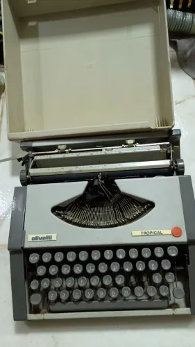 Máquina de Escrever Olivetti Tropical