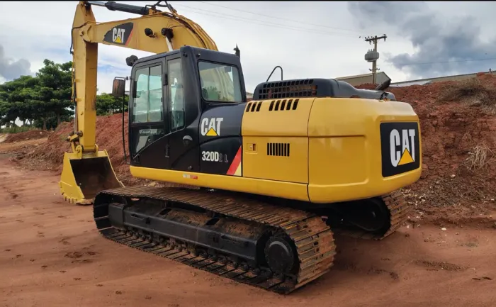 Escavadeira Caterpillar 320 D2L ano 2015 com 9700 horas, em SP
