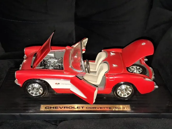 Chevrolet Corvette 1957 Road Tough escala 1:18