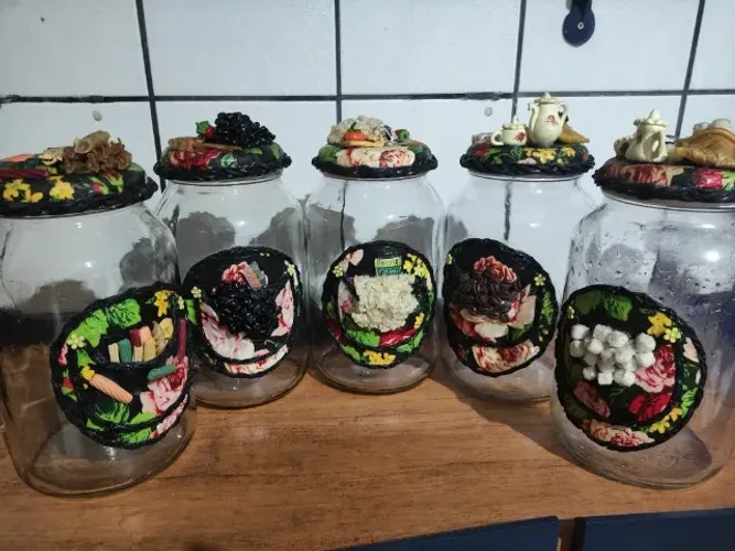 Potes de vidro em biscuit 