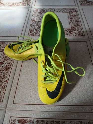 Chuteira Nike - Amarela e Preta