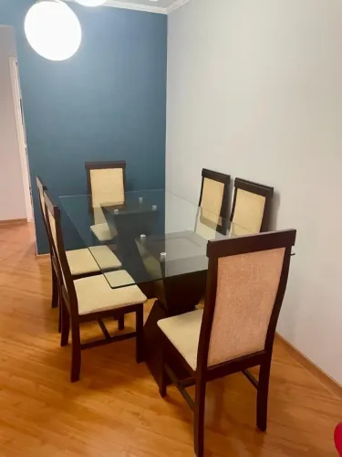 Linda mesa de jantar com tampo de vidro