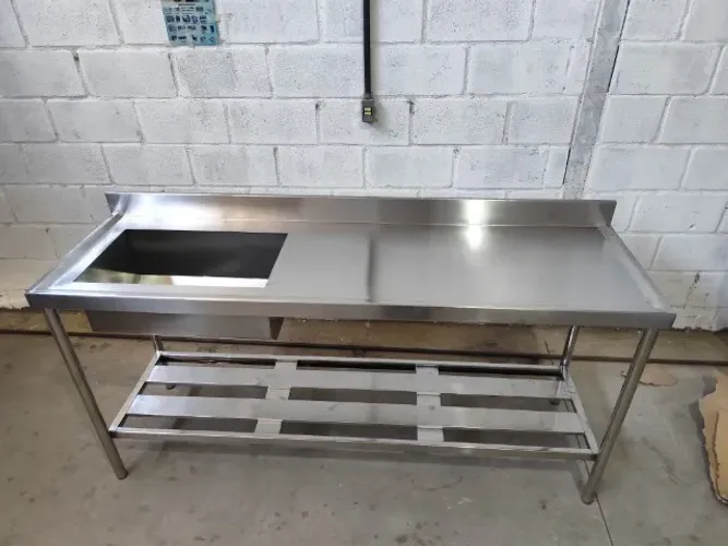 Pia de Inox 1 Bojo - Prateleira Gradeada, Ideal para Cozinhas Industriais e Comerciais