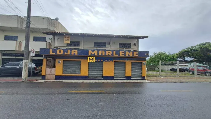 Amplo imóvel com 450 m², sala comercial e apartamento, frente para duas ruas no bairro Bar
